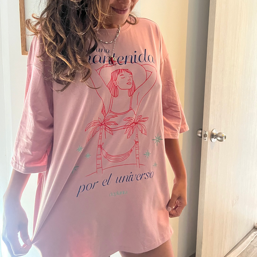 Camiseta Oversize : Soy una mantenida por el universo
