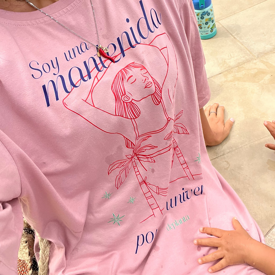 Camiseta Oversize : Soy una mantenida por el universo