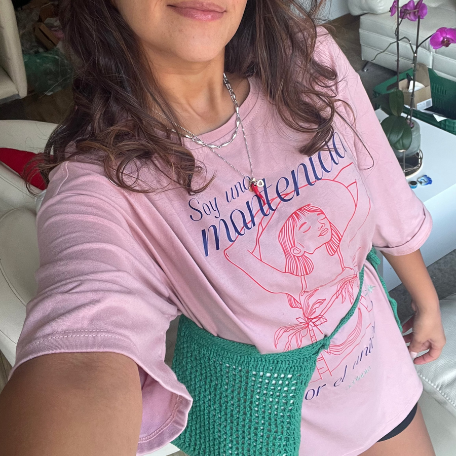 Camiseta Oversize : Soy una mantenida por el universo