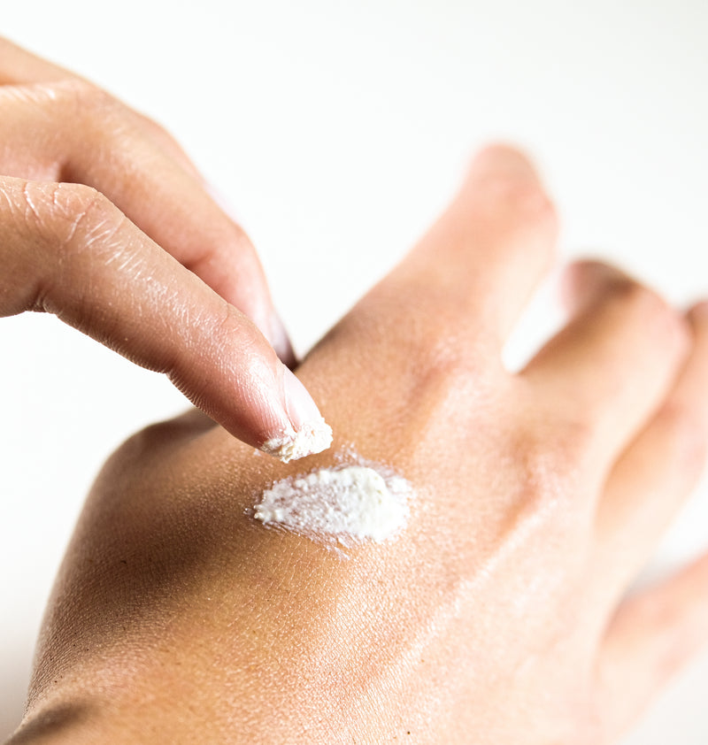 Crema solar sobre el dorso de la mano