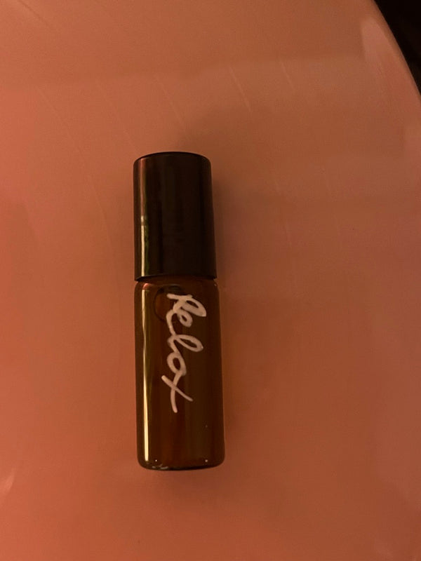 Roll-on ámbar de la esencia Relax, con el nombre escrito a mano