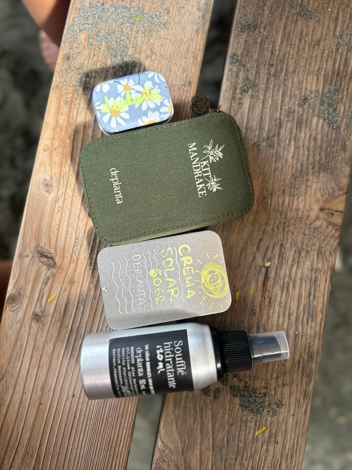 Kit Mandrake, crema solar y soufflé sobre una banca de madera