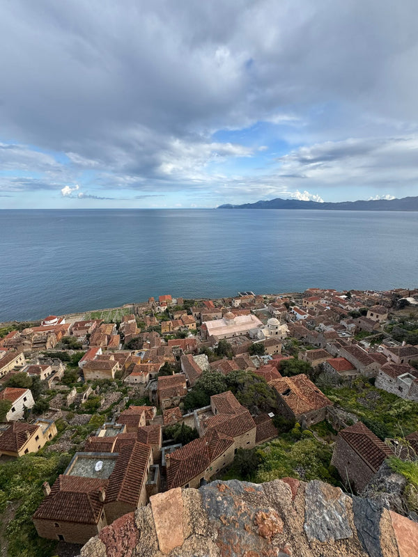 Tejados de un pueblo de piedra frente al mar, vistos desde lo alto